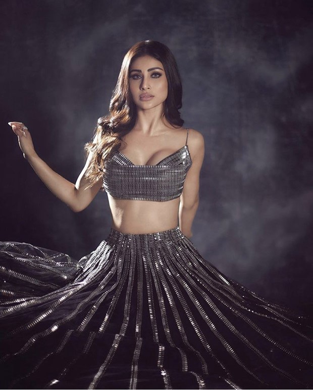 Mouni Roy oozes oodles of elegance in sparkly black lehenga by Rudraksh Dwivedi for Dance India Dance Li’l Masters Mouni Roy oozes oodles of elegance in sparkly black lehenga by Rudraksh Dwivedi for Dance India Dance Li’l Masters