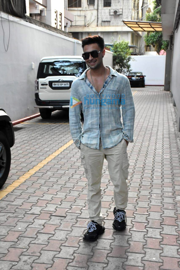 photos aayush sharma snapped at ramesh tauranis office in khar 6