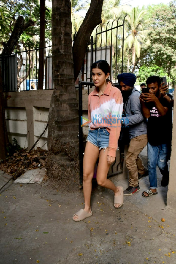 photos aditi rao hydari and shanaya kapoor snapped in juhu 2
