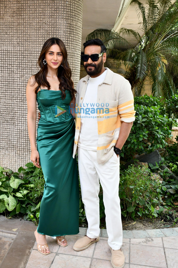 photos ajay devgn and rakul preet singh snapped in delhi for runway 34 promotions 4