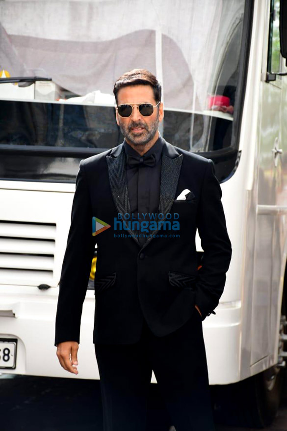 photos akshay kumar nora fatehi manushi chhillar and neetu singh snapped on the sets of dance deewane junior 6