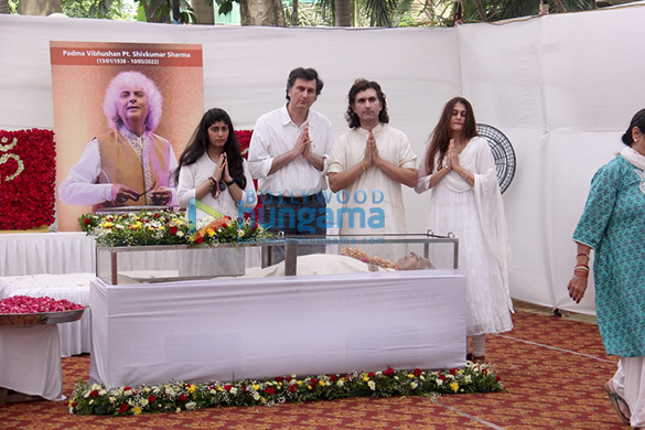 photos amitabh bachchan and jaya bachchan attend pt shiv kumar sharmas last rites ceremony 2