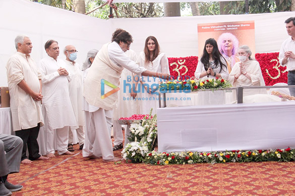 photos amitabh bachchan and jaya bachchan attend pt shiv kumar sharmas last rites ceremony 3