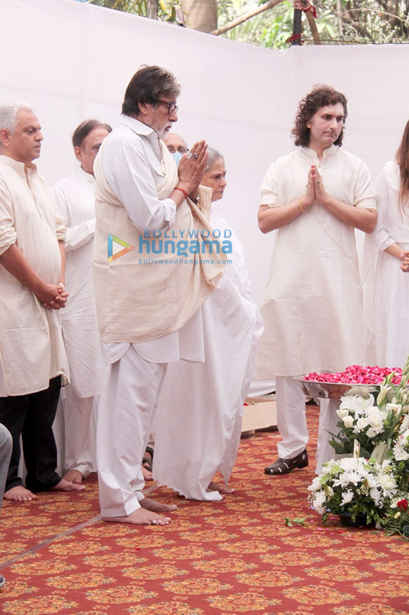 photos amitabh bachchan and jaya bachchan attend pt shiv kumar sharmas last rites ceremony 4