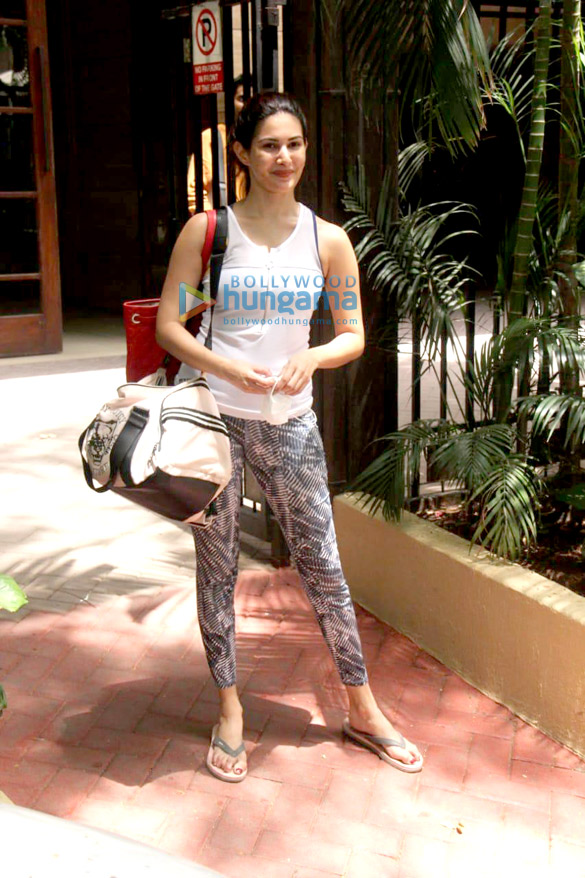 Photos: Amyra Dastur spotted outside a dance class in Khar Photos: Amyra Dastur spotted outside a dance class in Khar