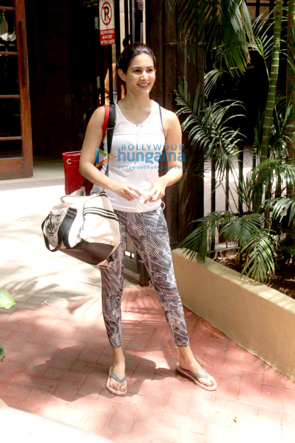 photos amyra dastur spotted outside a dance class in khar 3