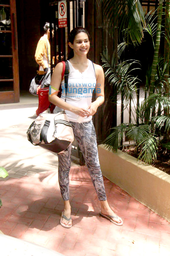 photos amyra dastur spotted outside a dance class in khar 4