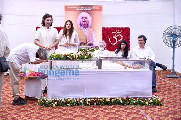 photos celebs attend pt shiv kumar sharmas last rites ceremony1 6