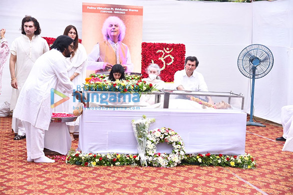 photos celebs attend pt shiv kumar sharmas last rites ceremony1 7