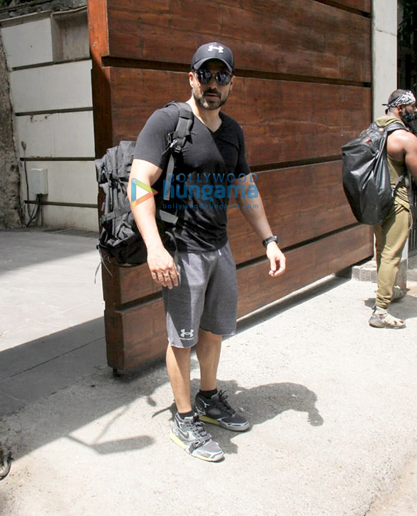 Photos: Emraan Hashmi spotted outside a gym in Khar