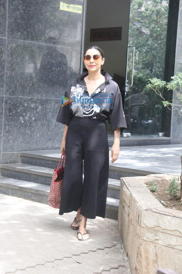 photos gauri khan snapped outside a clinic in santacruz 1