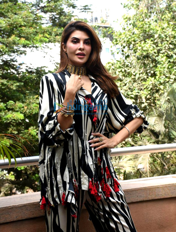 photos jacqueline fernandez snapped in juhu 3