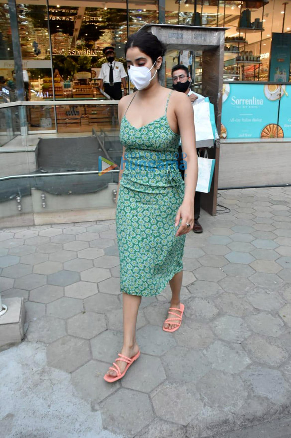 photos janhvi kapoor snapped at foodmall 5