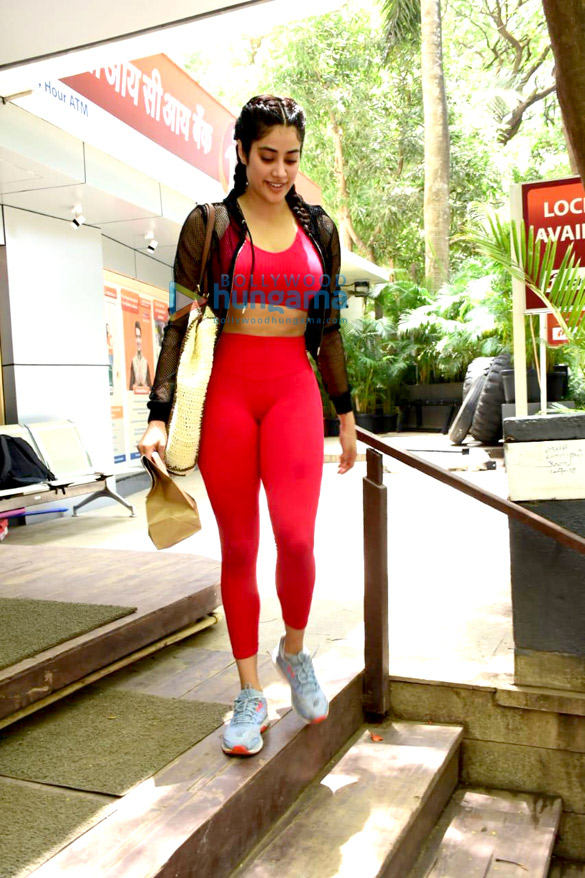 Photos: Janhvi Kapoor snapped in Bandra Photos: Janhvi Kapoor snapped in Bandra