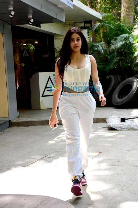 Photos: Janhvi Kapoor spotted in Bandra