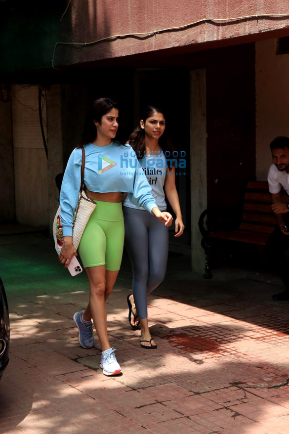photos janhvi kapoor spotted outside a pilates studio 1 2