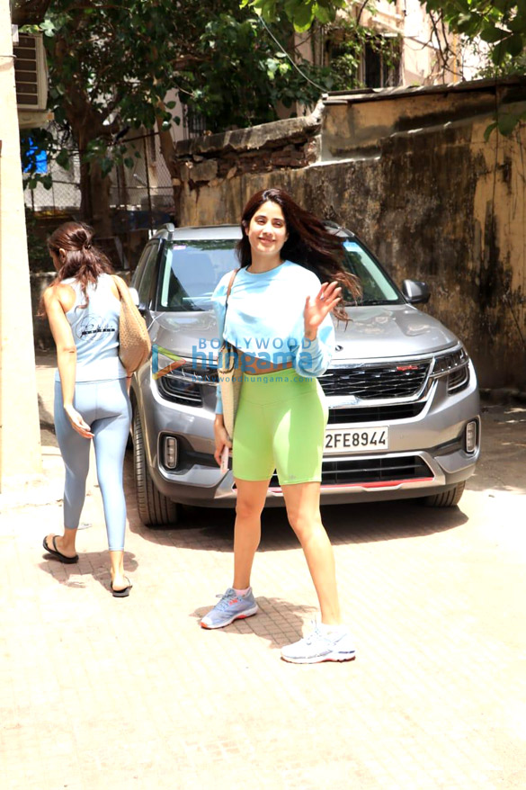 photos janhvi kapoor spotted outside a pilates studio 3 2