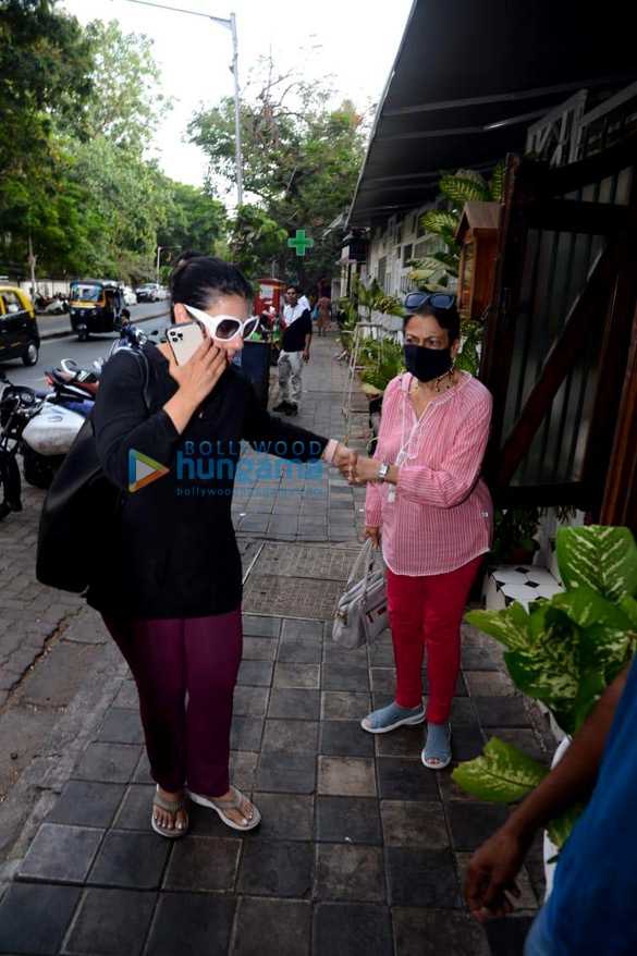 Photos: Kajol snapped with her mom in Juhu Photos: Kajol snapped with her mom in Juhu