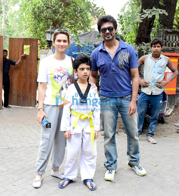photos kareena kapoor khan saif ali khan and taimur ali khan snapped along with nikhil dwivedi and family in bandra 2