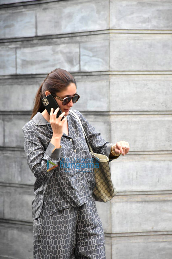 photos kareena kapoor khan snapped outside randhir kapoors house in bandra 1