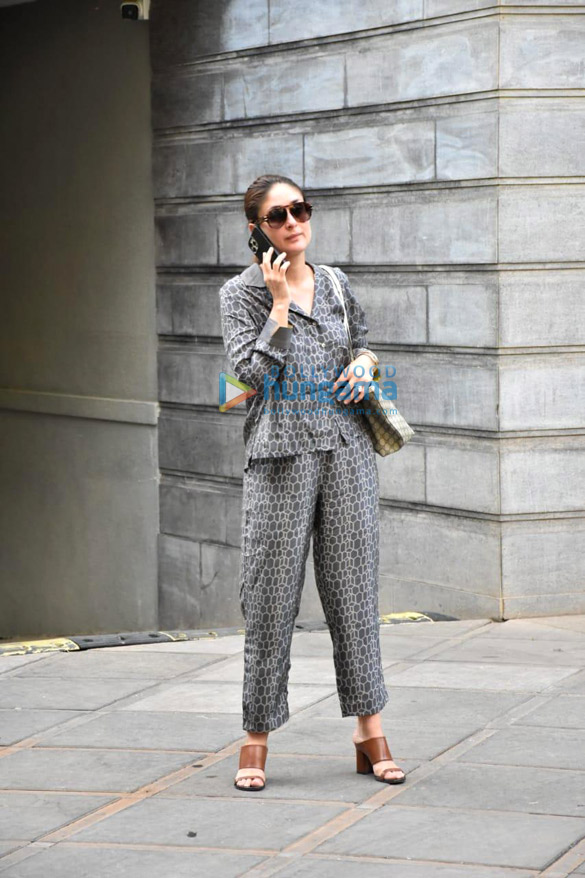 photos kareena kapoor khan snapped outside randhir kapoors house in bandra 3