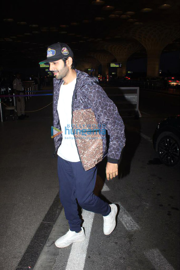 photos kartik aaryan kiara advani and arjun rampal snapped at the airport 1