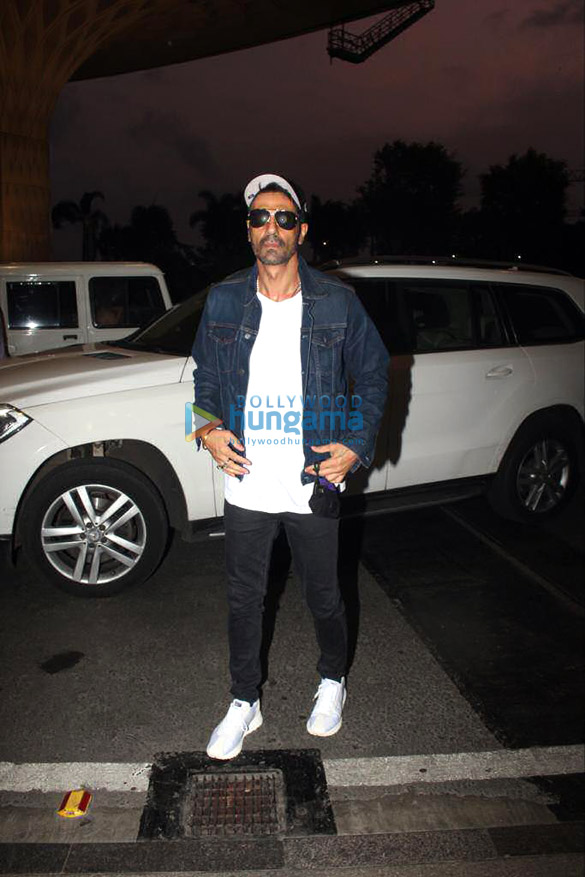 photos kartik aaryan kiara advani and arjun rampal snapped at the airport 5