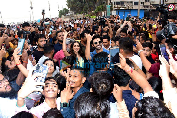 photos kartik aaryan and kiara advani snapped at juhu chowpatty 1