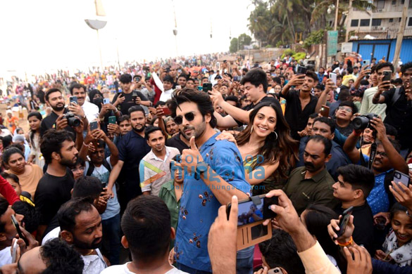 photos kartik aaryan and kiara advani snapped at juhu chowpatty 7
