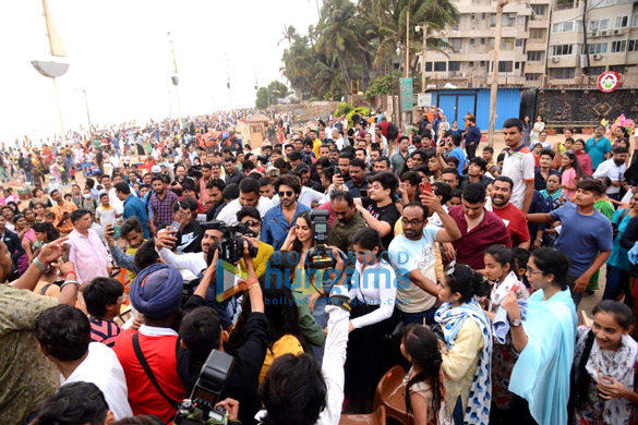 photos kartik aaryan and kiara advani snapped at juhu chowpatty 8