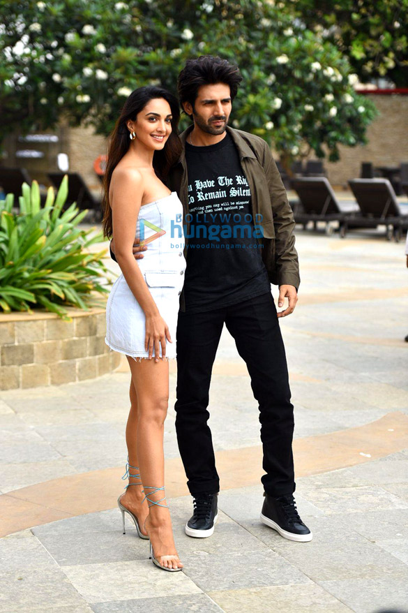 photos kartik aaryan and kiara advani snapped promoting their film bhool bhulaiyaa 2 1