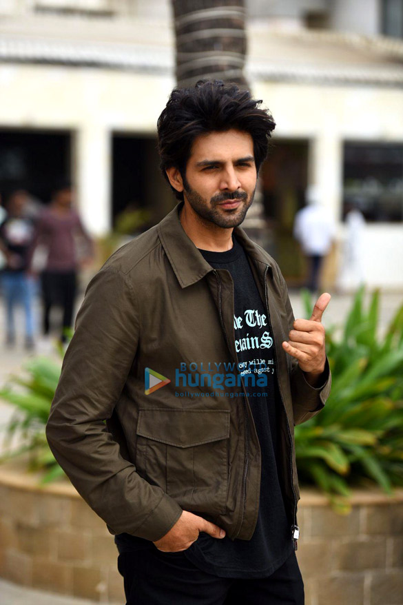 photos kartik aaryan and kiara advani snapped promoting their film bhool bhulaiyaa 2 3