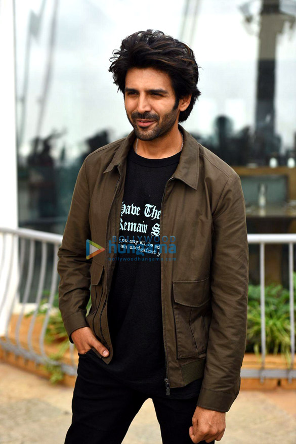 photos kartik aaryan and kiara advani snapped promoting their film bhool bhulaiyaa 2 6