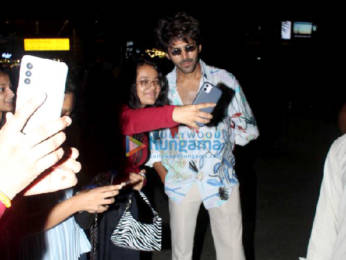 Photos: Kartik Aaryan clicks selfies with fans at the airport