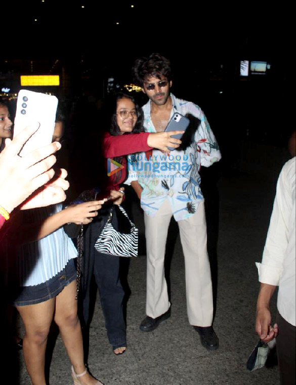 photos kartik aaryan clicks selfies with fans at the airport 3