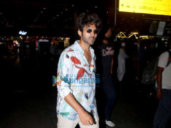 Photos: Kartik Aaryan clicks selfies with fans at the airport