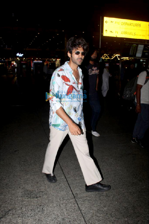 photos kartik aaryan clicks selfies with fans at the airport 4
