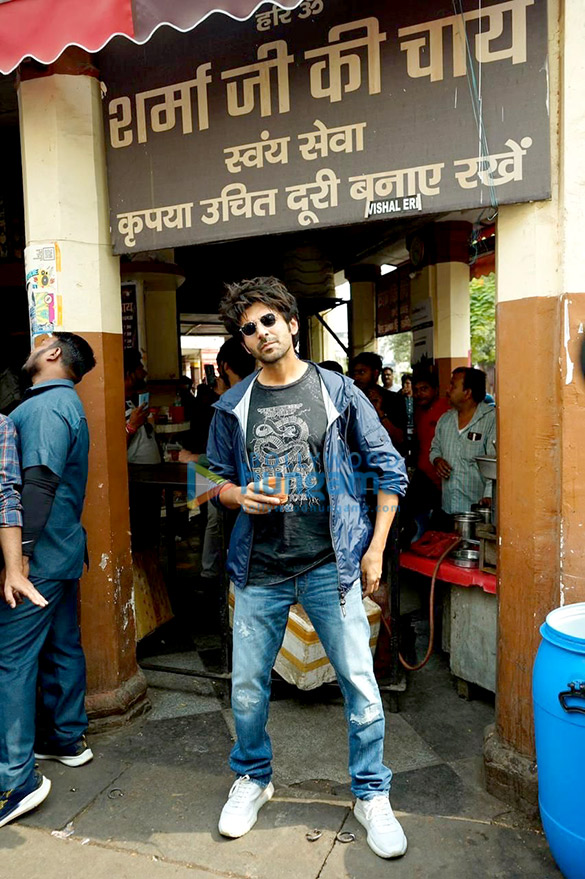 Photos: Kartik Aaryan enjoys morning tea in Lucknow during Bhool Bhulaiyaa 2 promotions Photos: Kartik Aaryan enjoys morning tea in Lucknow during Bhool Bhulaiyaa 2 promotions