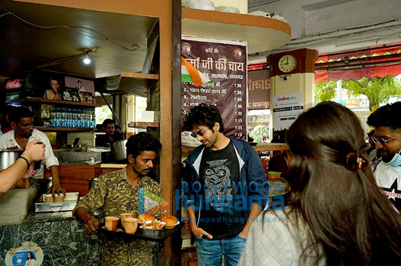 photos kartik aaryan enjoys morning tea in lucknow during bhool bhulaiyaa 2 promotions 2