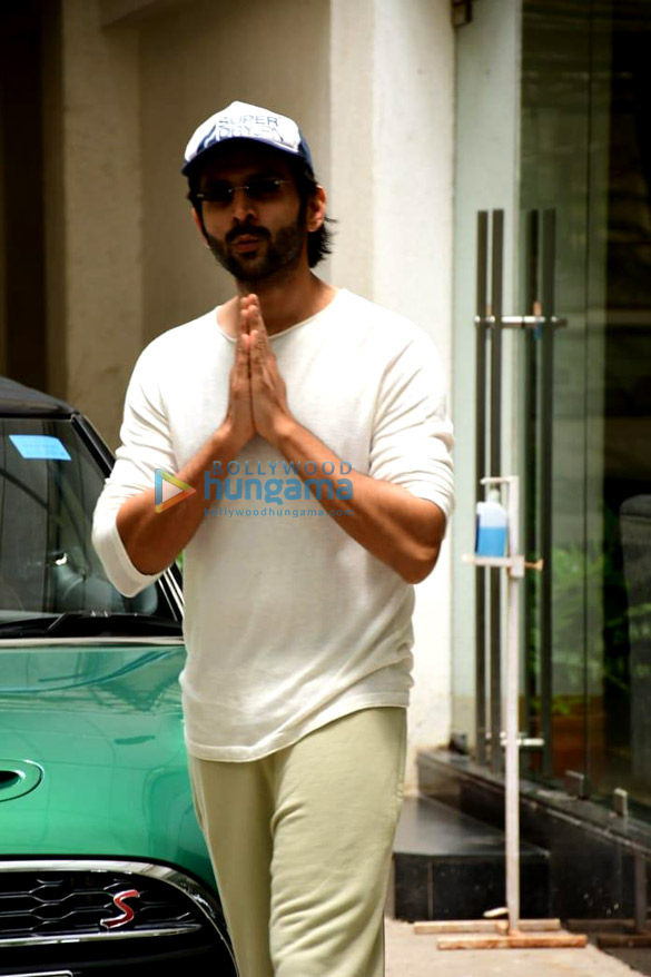 Photos: Kartik Aaryan snapped at a dubbing studio in Juhu Photos: Kartik Aaryan snapped at a dubbing studio in Juhu
