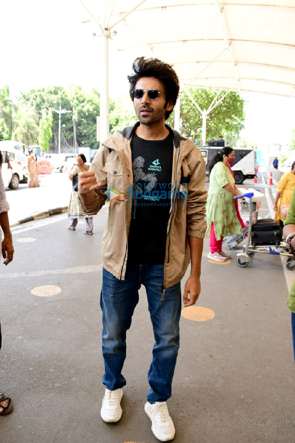 photos kartik aaryan snapped at the airport 3 2