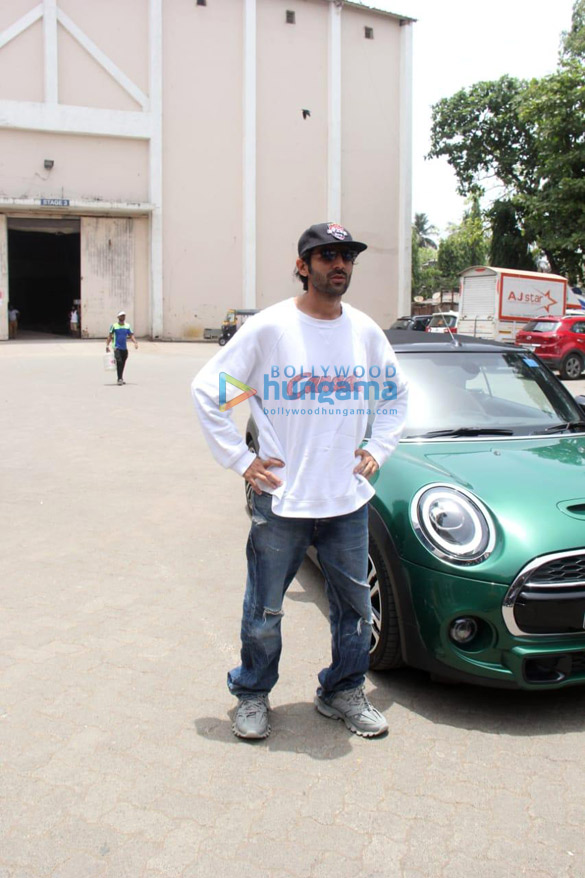 photos kartik aaryan spotted at mehboob studios 3