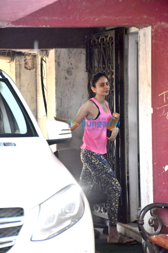 photos pooja hegde rakul preet singh and jackky bhagnani spotted at a gym in bandra 2