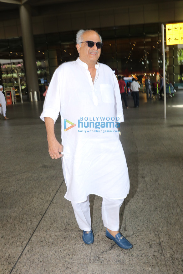 photos pooja hegde and boney kapoor snapped at the airport 1