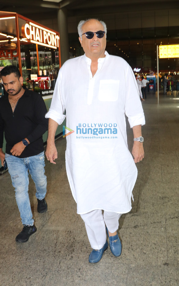 photos pooja hegde and boney kapoor snapped at the airport 2