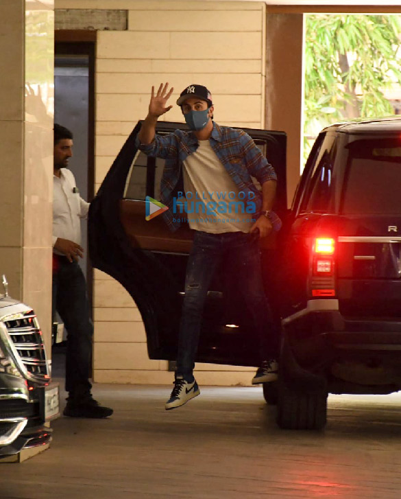 photos ranbir kapoor spotted at jackky bhagnanis house 3