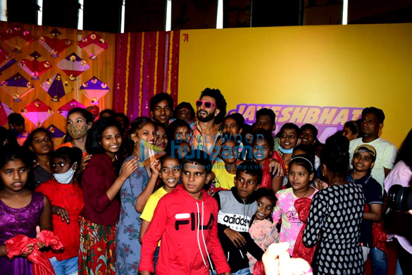 photos ranveer singh snapped at a special screening of jayeshbhai jordaar for children in juhu 7