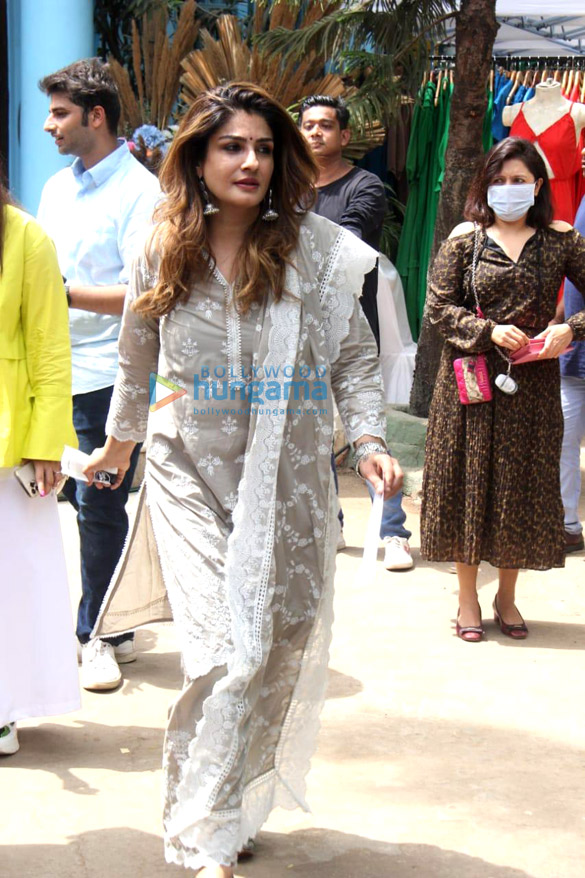 photos raveena tandon spotted outside an exhibition in bandra 3
