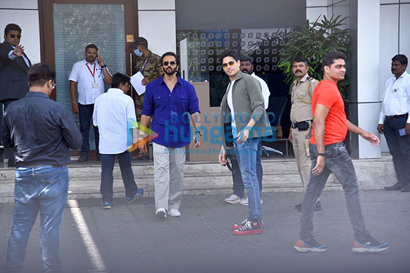 Photos: Rohit Shetty and Sidharth Malhotra snapped together at Kalina airport Photos: Rohit Shetty and Sidharth Malhotra snapped together at Kalina airport