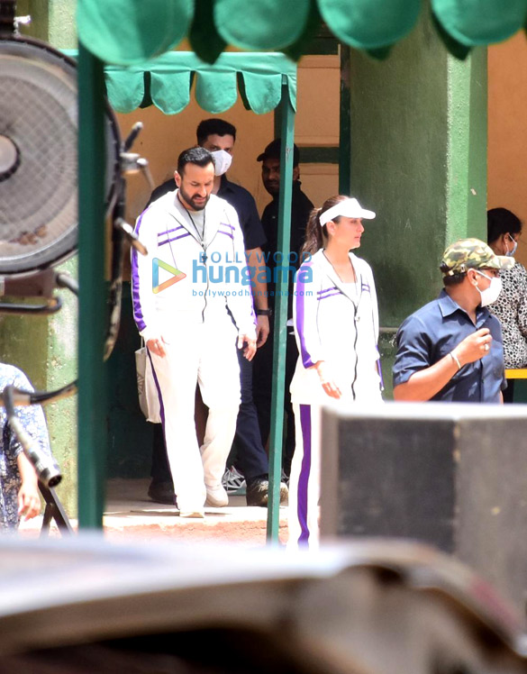 Photos: Saif Ali Khan and Kareena Kapoor Khan spotted on location for a shoot Photos: Saif Ali Khan and Kareena Kapoor Khan spotted on location for a shoot